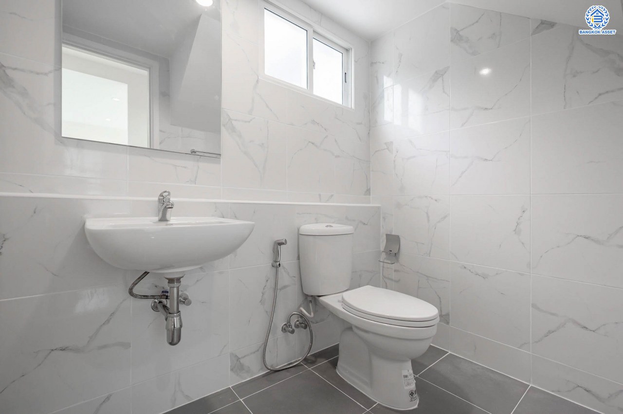 บ้านมือสองตกแต่งใหม่ โครงการ ภัสสร26 ราชพฤกษ์-ติวานนท์ เนื้อที่ 55.9 ตร.ว. ฟังก์ชัน 3 ห้องนอน 3 ห้องน้ำ จอดรถได้ 2 คัน บรรยากาศเงียบสงบเป็นส่วนตัว สิ่งอำนวยความสะดวกมากมาย! บนทำเลศักยภาพ หน้าโครงการติดถนนใหญ่ เชื่อมต่อถนนราชพฤกษ์ ใกล้จุดขึ้นทางด่วน "ศรีสมาน"